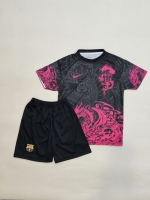 کیت کانسپت دراگون بچه گانه بارسلونا 2025 (چاپ یامال) |صورتی-مشکی